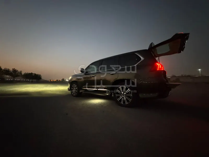 2021 لكزس إل إكس 570 اس