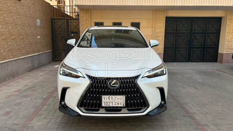 2025 لكزس إن إكس 350