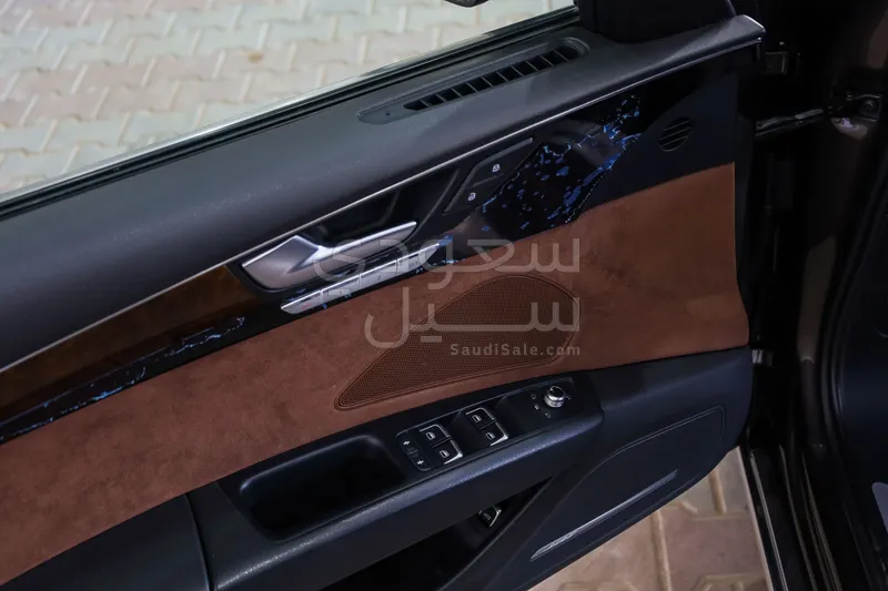 2015 اودي اي 8 ال 50 تي اف اس اي
