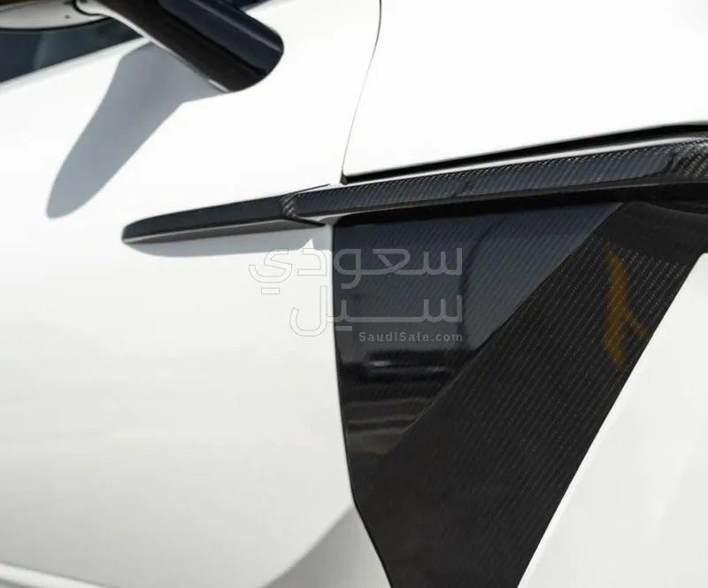 2021 استون مارتن دي بي اكس