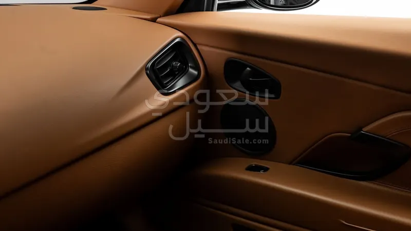2020 استون مارتن دي بي 11