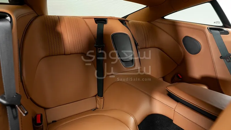 2020 استون مارتن دي بي 11