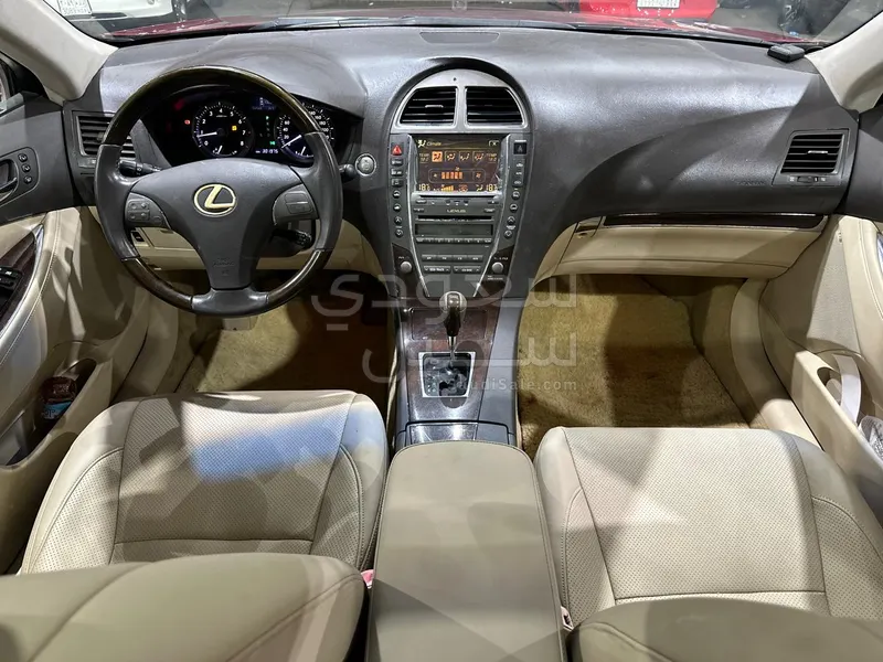 2011 لكزس إي إس 350
