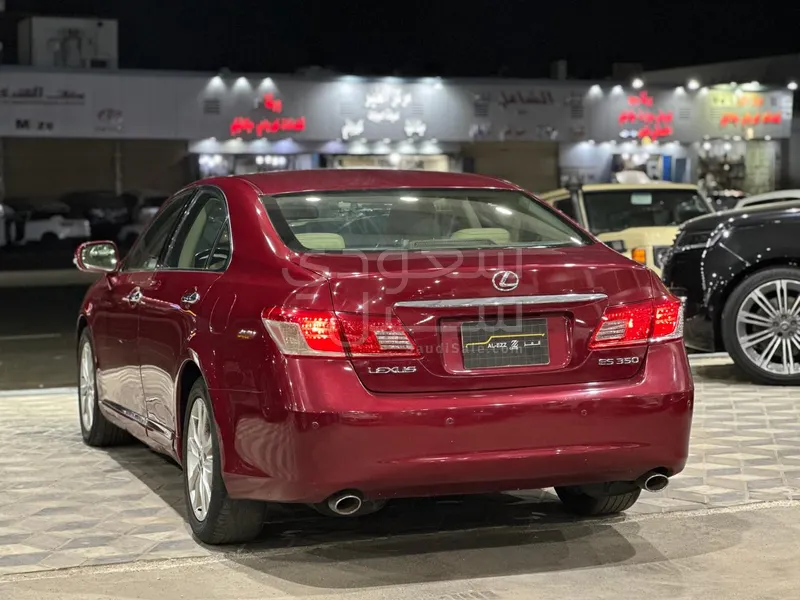 2011 لكزس إي إس 350