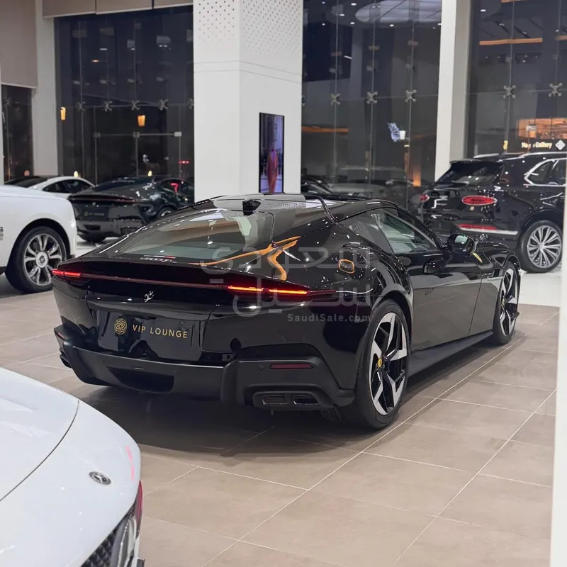 2025 فيراري 12 سيليندر