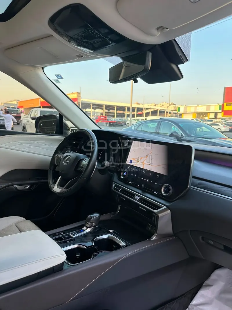 2023 لكزس أر إكس 350
