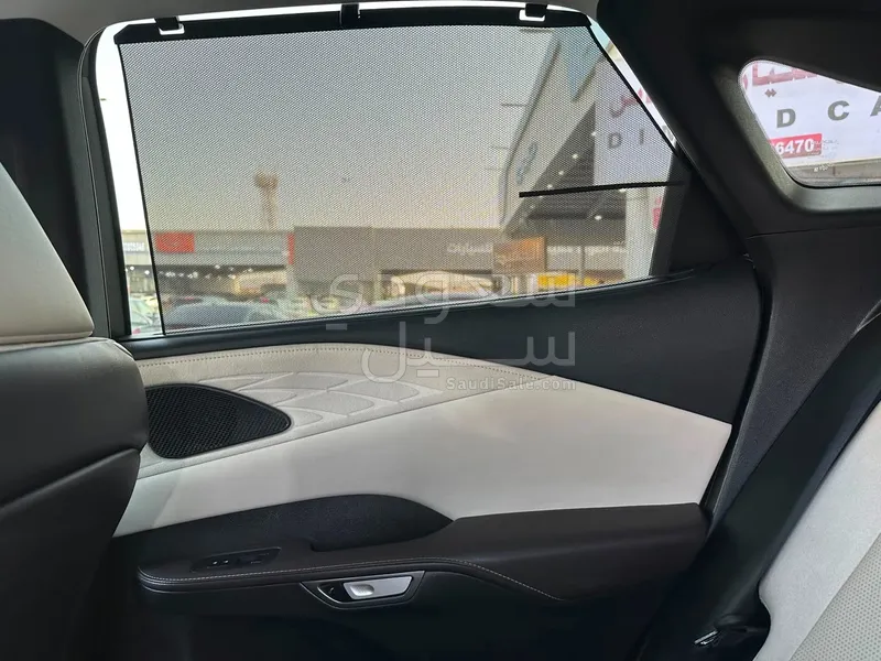 2023 لكزس أر إكس 350
