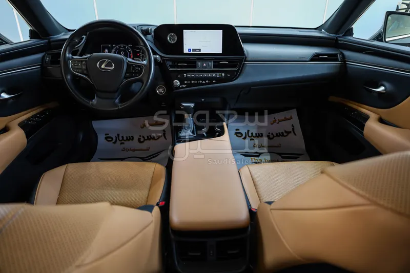 2023 لكزس إي إس 250