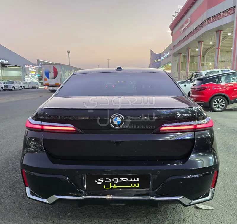 2024 بي ام دبليو الفئة السابعة 735أي