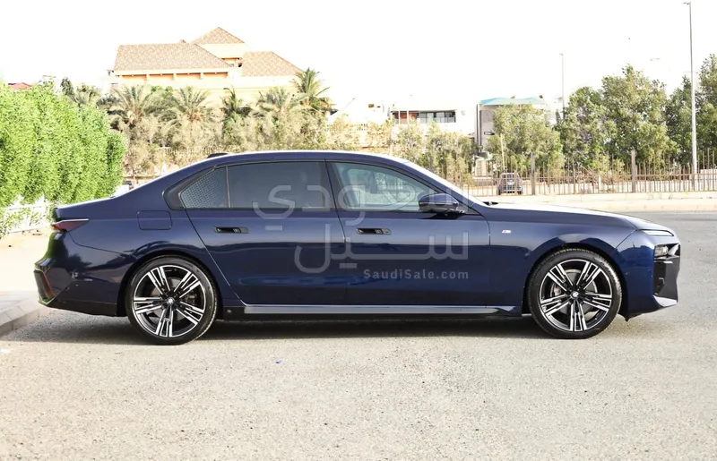 2024 بي ام دبليو الفئة السابعة 735 إل أي