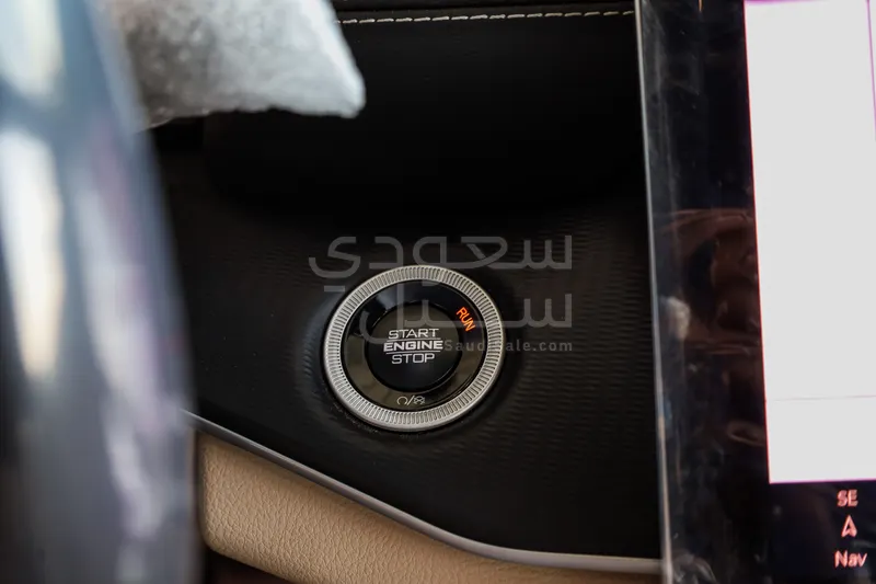 2025 جييب جراند شيروكي لاريدو