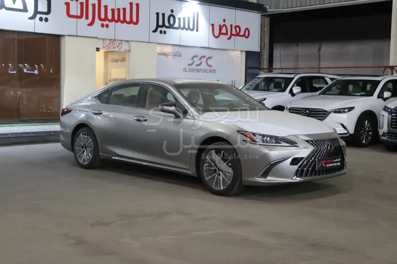 2025 لكزس إي إس 250