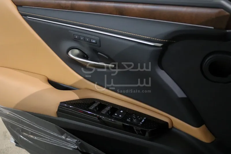 2025 لكزس إي إس 250