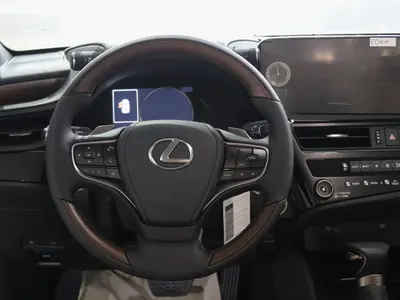 2025 لكزس إي إس 250