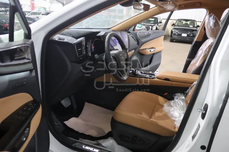 2025 لكزس إن إكس 350
