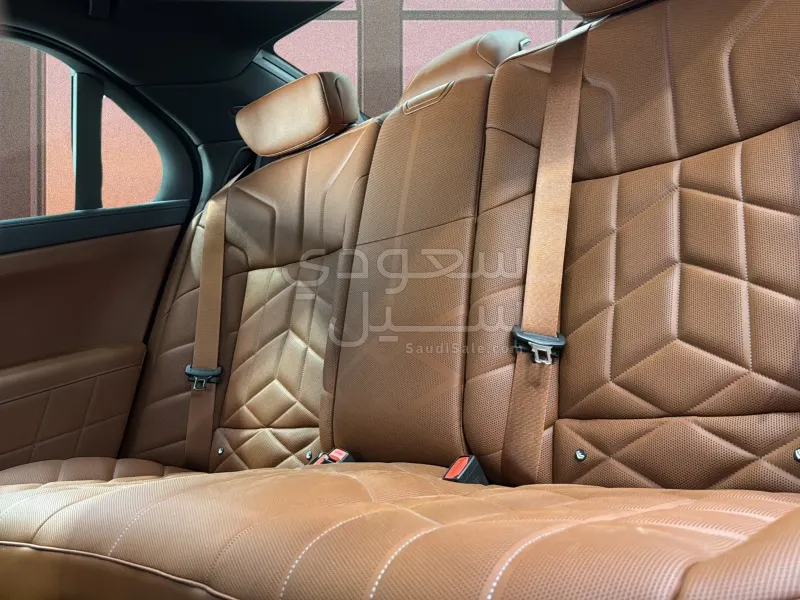 2026 بي ام دبليو الفئة السابعة 735أي