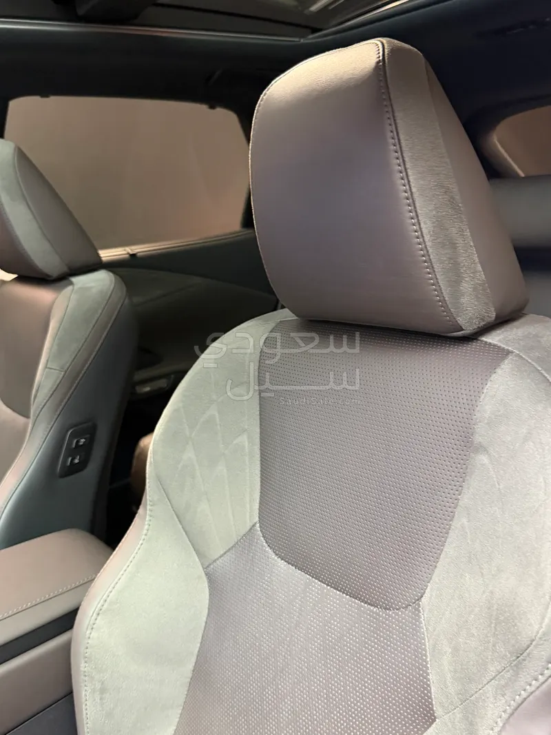 2023 لكزس أر إكس 350