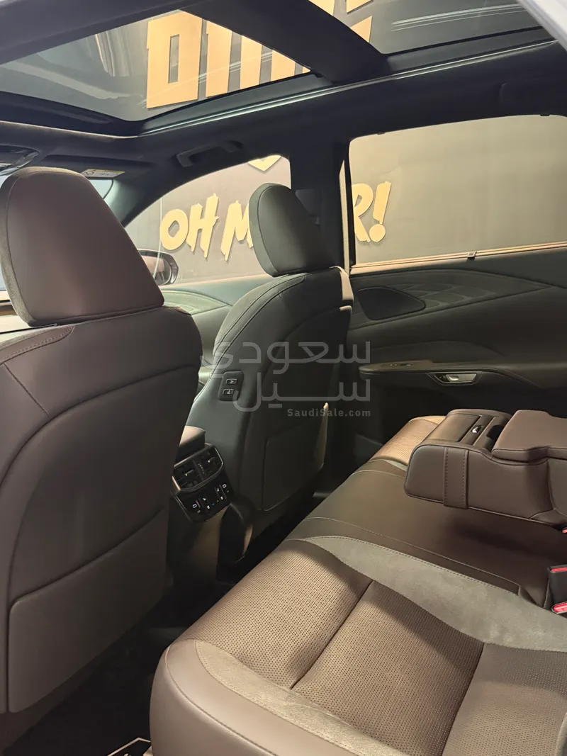 2023 لكزس أر إكس 350