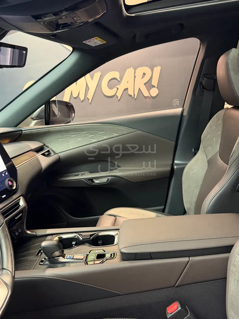 2023 لكزس أر إكس 350