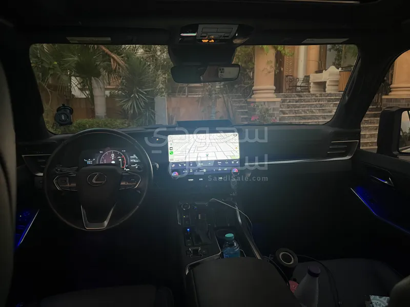 2024 لكزس جي إكس 550