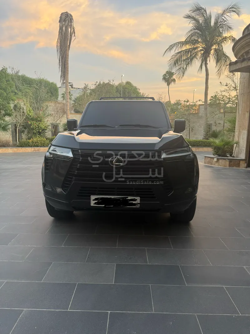 2024 لكزس جي إكس 550
