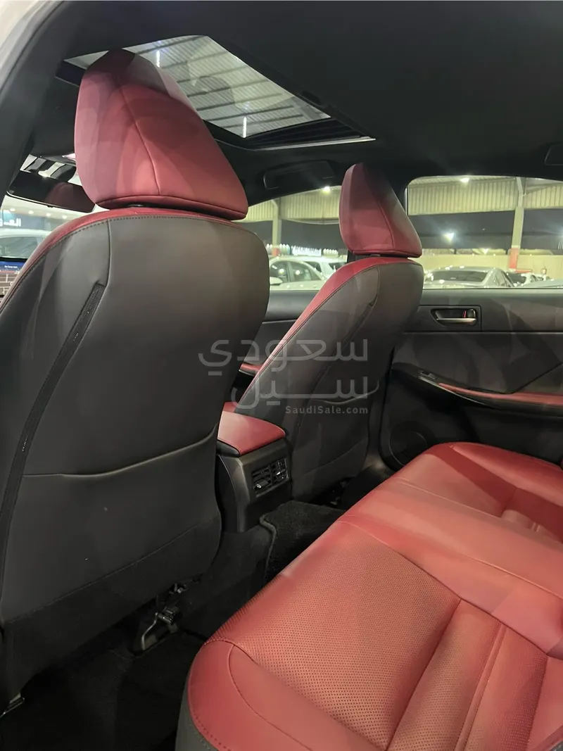 2024 لكزس آي إس 300