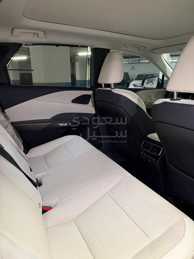 2024 لكزس أر إكس 350