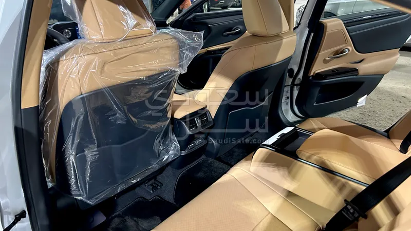 2025 لكزس إي إس 250