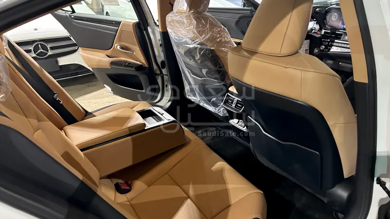 2025 لكزس إي إس 250