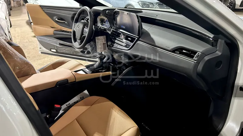 2025 لكزس إي إس 250