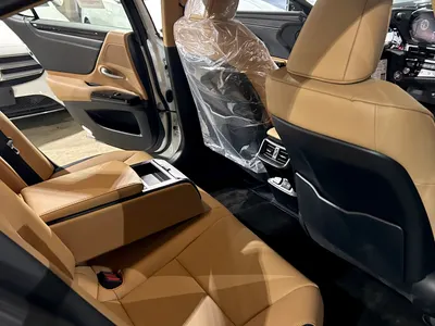 2025 لكزس إي إس 250