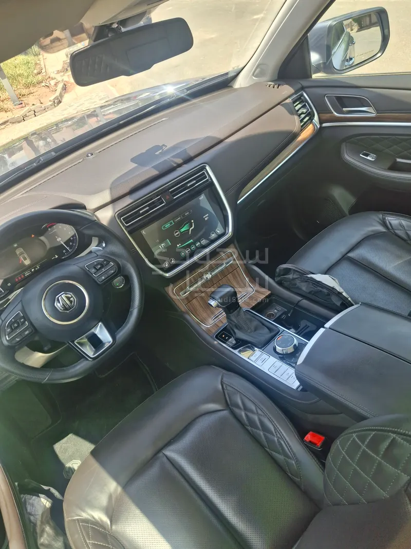 2022 ام جي ار اكس 8