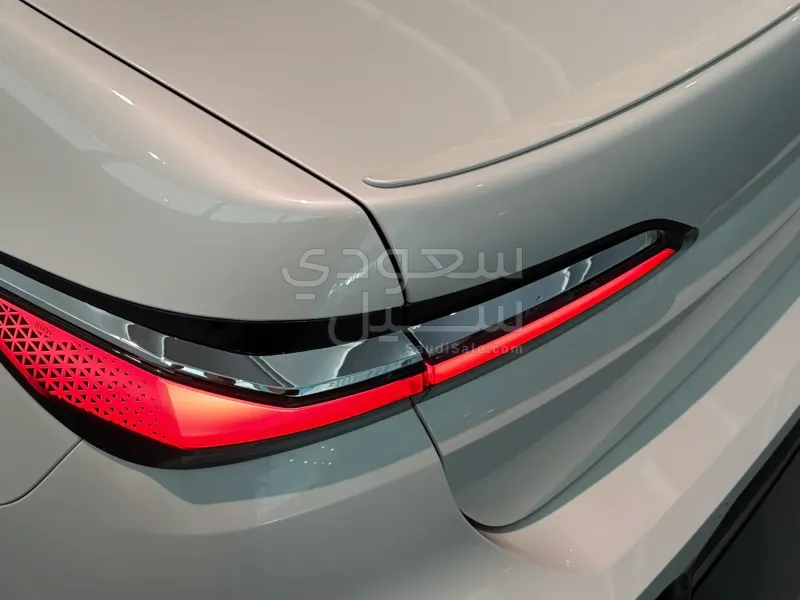 2026 بي ام دبليو الفئة السابعة 735أي