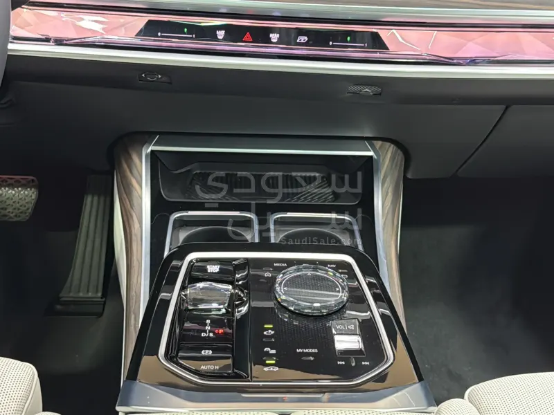 2026 بي ام دبليو الفئة السابعة 735 إل أي