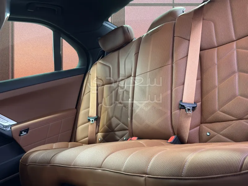 2026 بي ام دبليو الفئة السابعة 735 إل أي