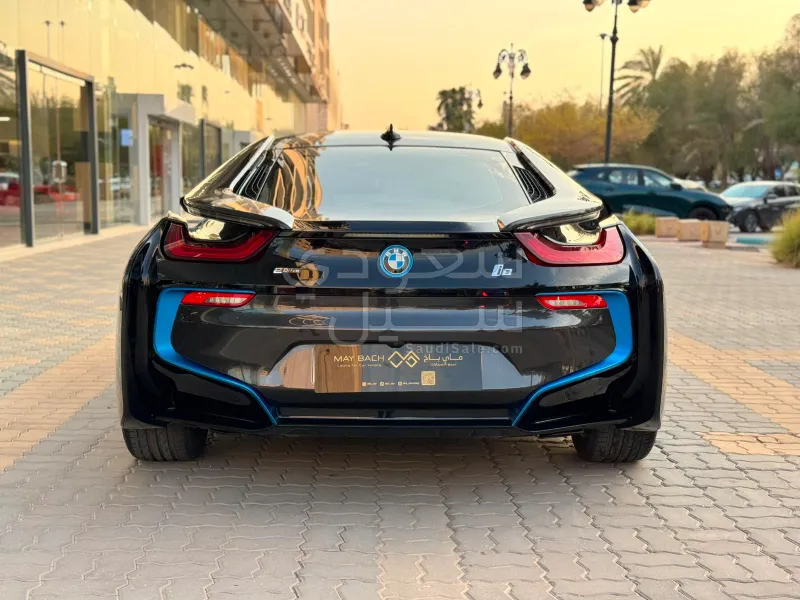 2017 بي ام دبليو 8 أي