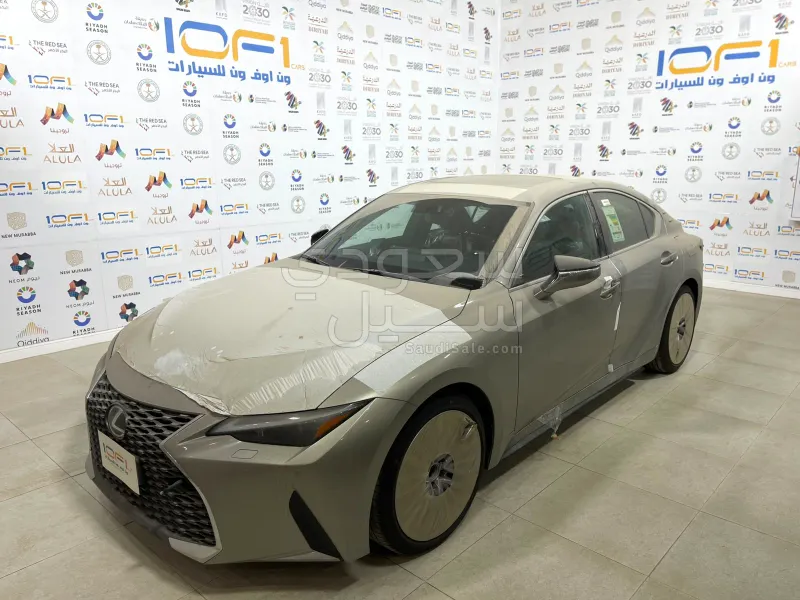 2025 لكزس آي إس 350