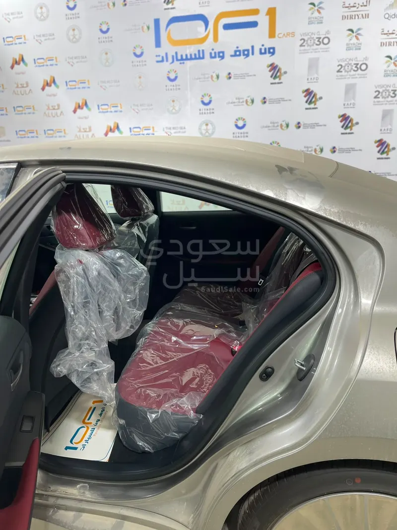 2025 لكزس آي إس 350