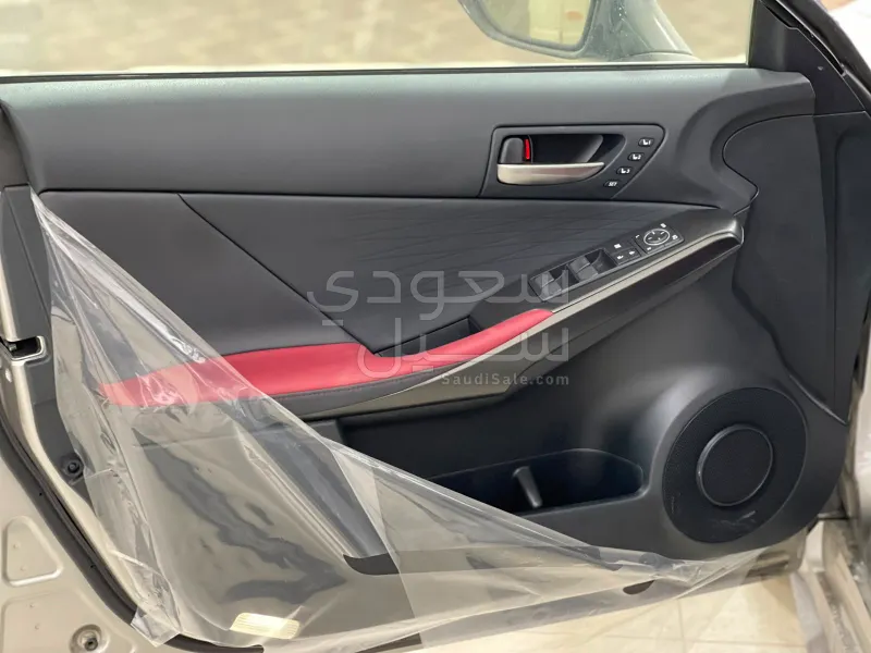2025 لكزس آي إس 350