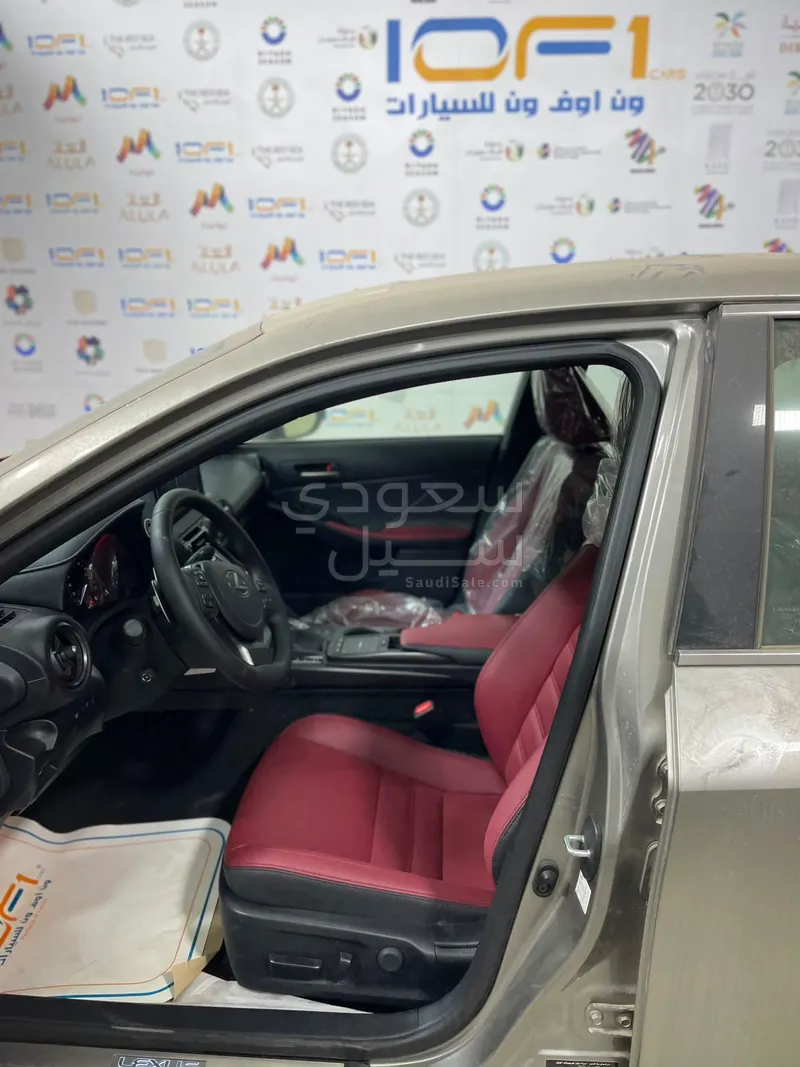 2025 لكزس آي إس 350