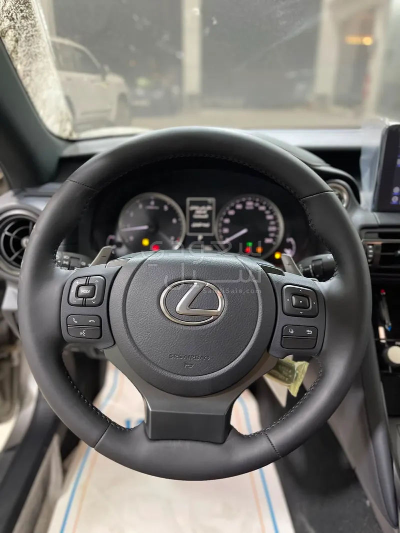 2025 لكزس آي إس 350