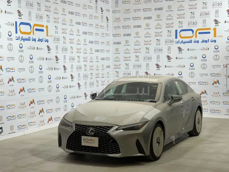 2025 لكزس آي إس 350
