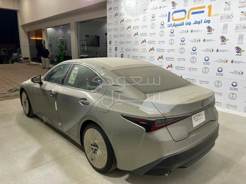 2025 لكزس آي إس 350