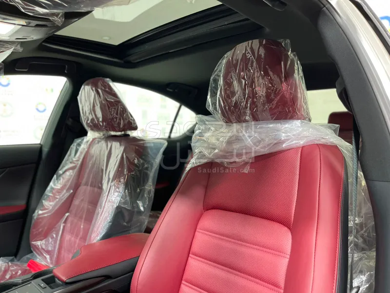 2025 لكزس آي إس 350