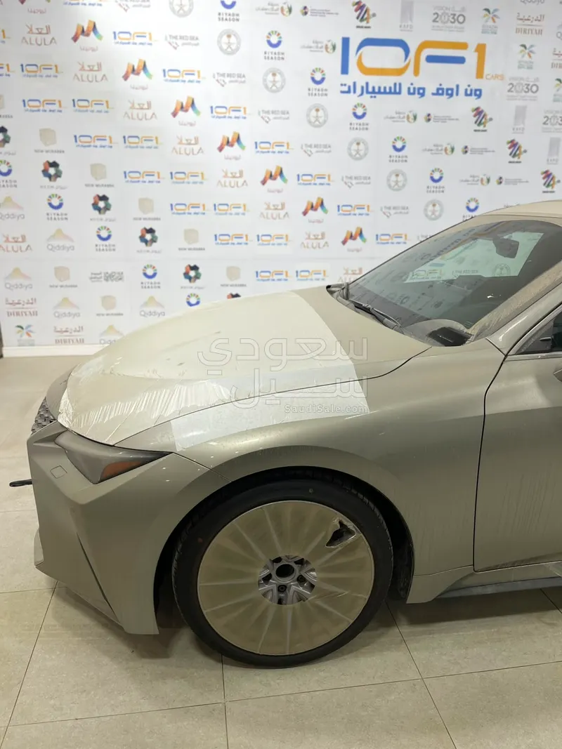 2025 لكزس آي إس 350
