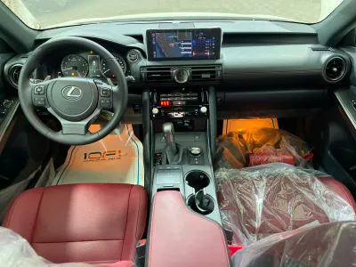 2025 لكزس آي إس 350