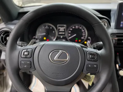 2025 لكزس آي إس 350