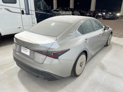 2025 لكزس آي إس 350