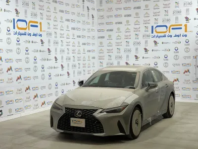 2025 لكزس آي إس 350