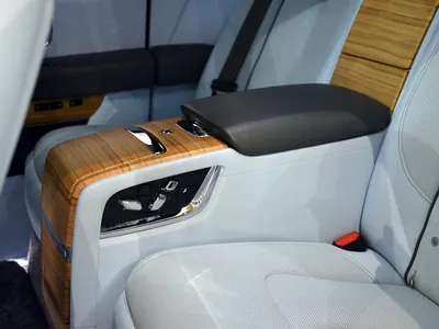 2019 رولز رويس كولينان سلفر بادج